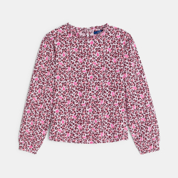 تيشيرت وردي اللون، عليه...